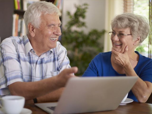 Internethilfe für Luzern: Zwei Senioren lassen sich beim Umgang mit dem Internet und Computer helfen.